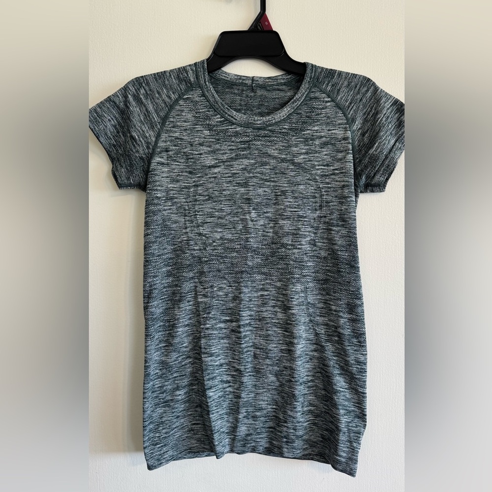 LuLuLemon Swiftly Tech Short Sleeve crew size 6
